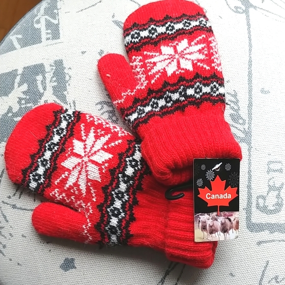 Kids wool mitts red NWT ✨Host Pick✨ - Picture 2 of 2